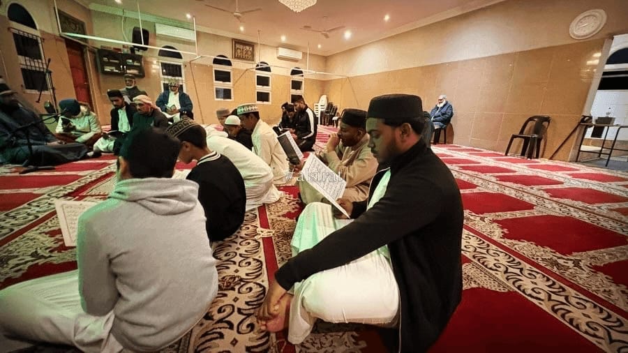 Al Sirat students reading together